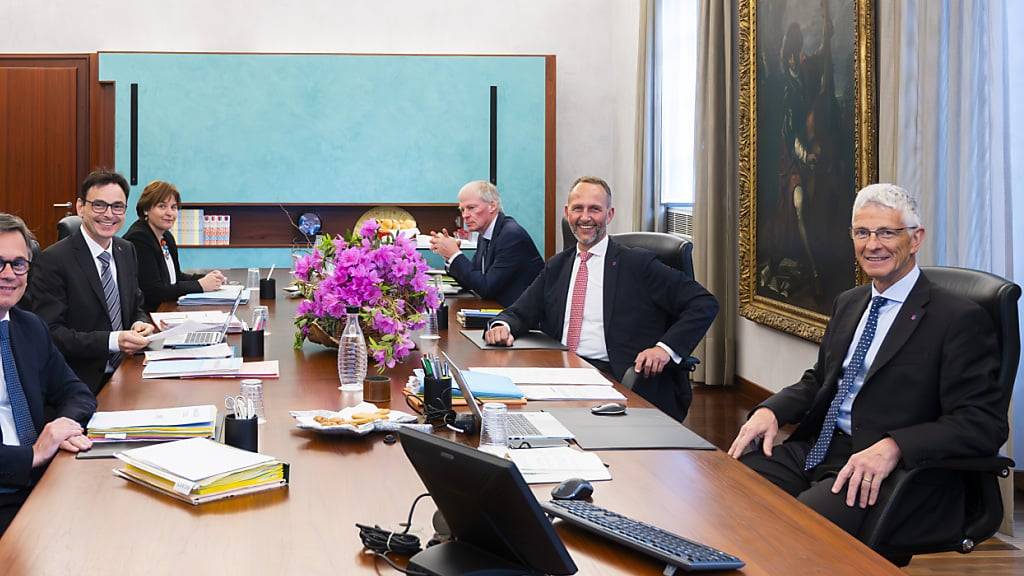 Die aus Christian Vitta, Raffaele De Rosa, Marina Carobbio, Claudio Zali und Norman Gobbi bestehende Tessiner Regierung (von links nach rechts). Ganz rechts im Bild der Kanzler Arnoldo Coduri.