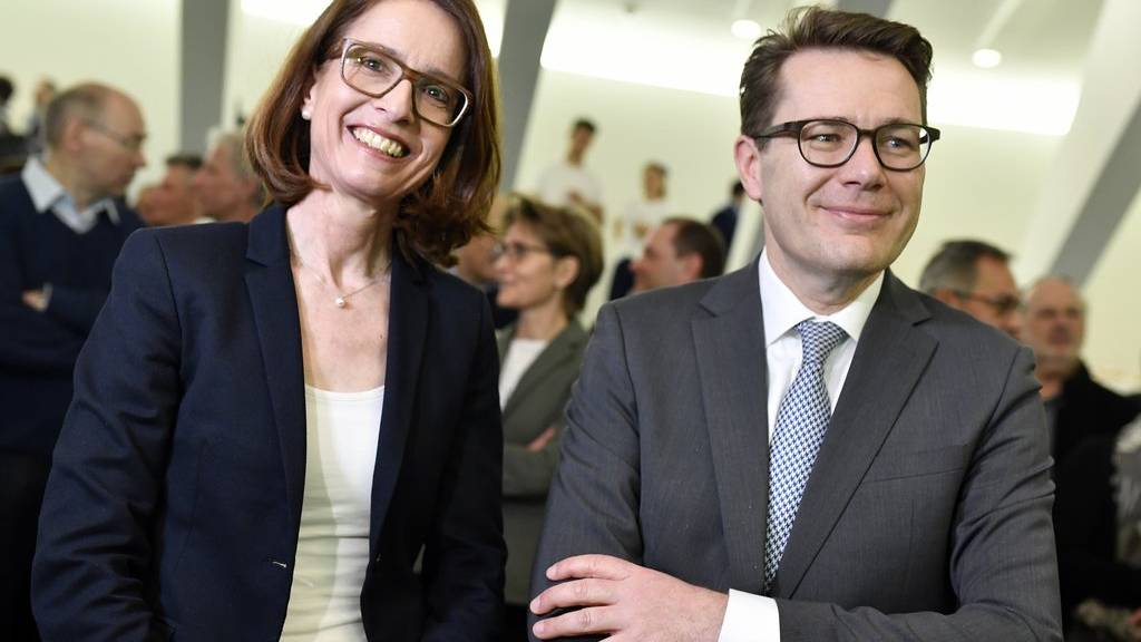 Regierungsrat Beni Würth, rechts, CVP und FDP - Kandidatin Susanne Vincenz, links, warteten zusammen auf den Wahlausgang der Ständeratswahlen in St. Gallen.