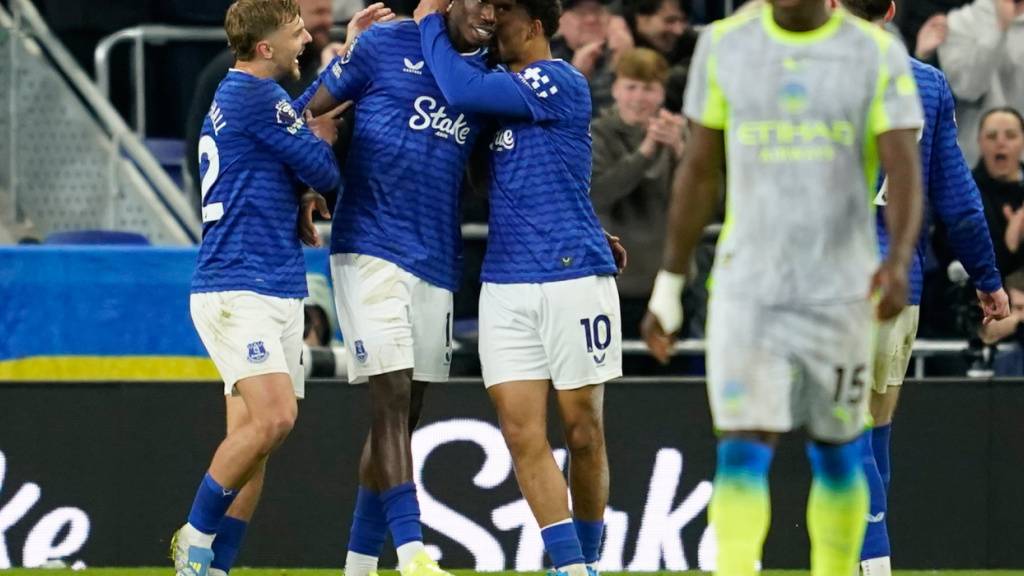 Thierno Barry (Mitte) erhält die Gratulationen von Teamkollegen nach seinem ersten Doppelpack in der Premier League - ausgerechnet gegen Manchester City