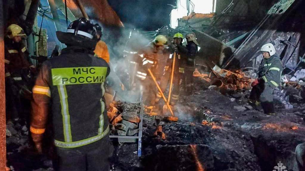 dpatopbilder - HANDOUT - Mitarbeiter des Katastrophenschutzministeriums arbeiten in den Trümmern einer Rüstungsfabrik. Foto: Uncredited/Russian Emergency Ministry Press/AP/dpa - ACHTUNG: Nur zur redaktionellen Verwendung und nur mit vollständiger Nennung des vorstehenden Credits