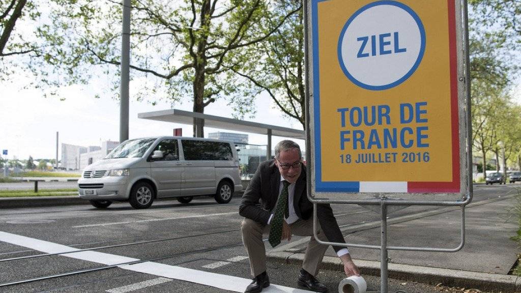 Am 18. Juli kommt die Tour de France in Bern an. Stadtpräsident Tschäppät ist voller Vorfreude - am Montag hat er bereits symbolisch den Zielstrich vor dem Stade de Suisse geklebt.