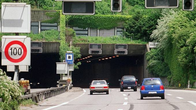 Lastwagen fährt beim Gubrist in Verkehrstafel – Stau vor dem Tunnel