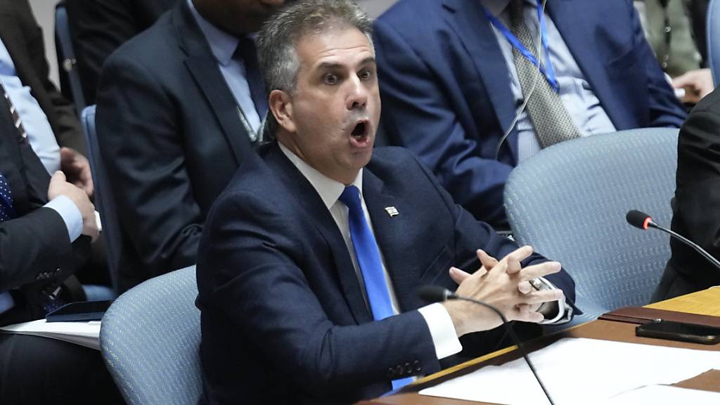 Eli Cohen, Außenminister von Israel, spricht während einer Sitzung des Weltsicherheitsrat im Hauptquartier der Vereinten Nationen. Cohen verlangt vom Roten Kreuz mehr Einsatz für einen Kontakt zu den von Terroristen in den Gazastreifen verschleppten Geiseln. Foto: Seth Wenig/AP/dpa