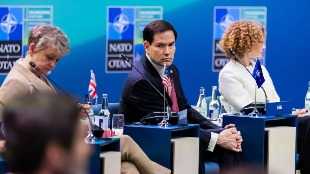 Marco Rubio (M), Außenminister der Vereinigten Staaten von Amerika, nimmt an der Arbeitssitzung des Nato-Außenministertreffens teil. Foto: Christoph Soeder/dpa