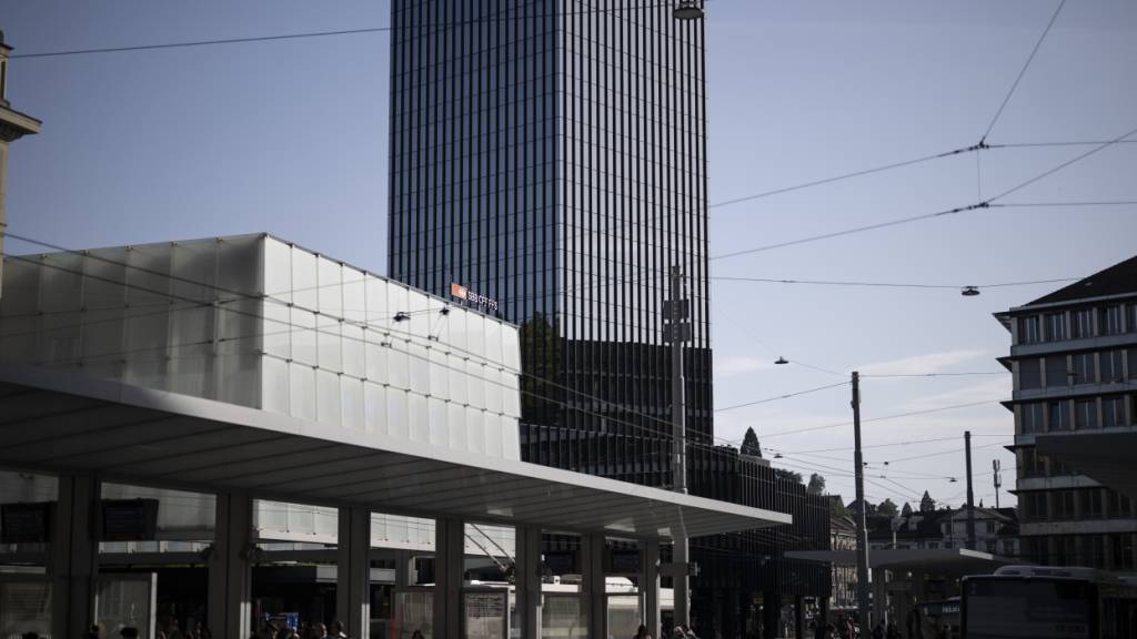 Das St. Galler Rathaus beim Bahnhof: Die Jahresrechnung 2025 schliesst im Plus. (Archivbild)