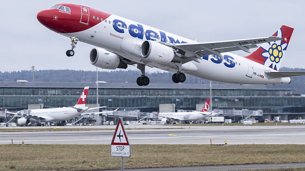 Edelweiss-Chef Bernd Bauer will künftig vor allem auf der Langstrecke neue Destinationen anfliegen. So könnten beispielsweise Peru und Indonesien als Reiseländer dazukommen, sagte er in einem Interview.(Archivbild)