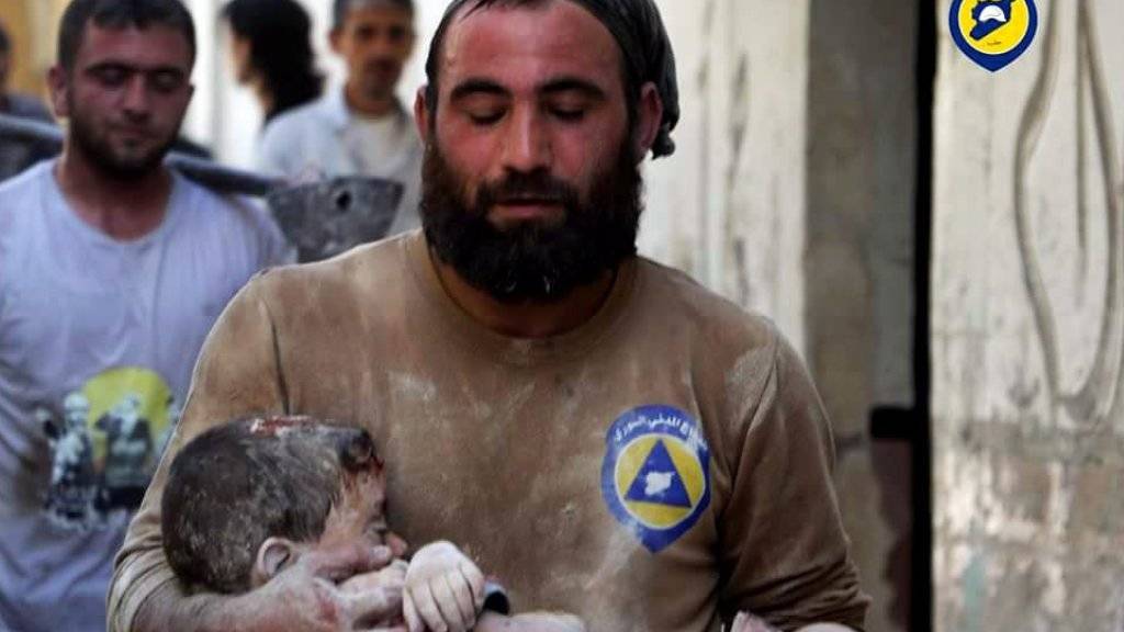 Mitglieder der syrischen Hilfsorganisation White Helmets (Weisshelme) bergen Verletzte aus bombardierten Häusern in Ost-Aleppo. (Aufnahme vom 7. Oktober)