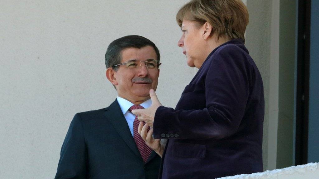 Deutschlands Kanzlerin Angela Merkel (r.) in Ankara im Gespräch mit dem türkischen Premierminister Ahmet Davutoglu