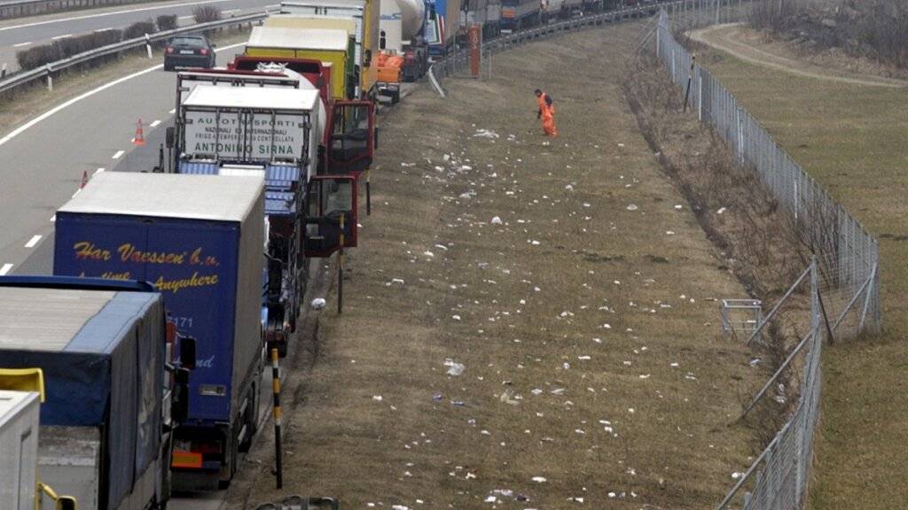 Das Littering entlang von Schweizer Autobahnen nimmt zu, wie in neuer Bericht des Bundes zeigt. (Archivbild)