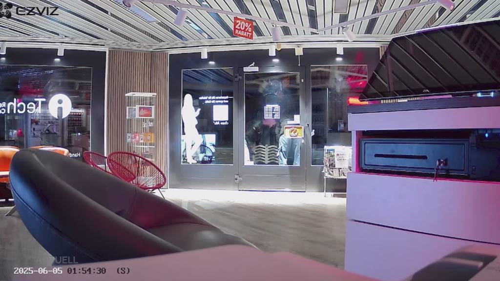 Brachiale Gewalt: Diebe dringen an zwei Orten im Aargau in Elektronikgeschäfte ein