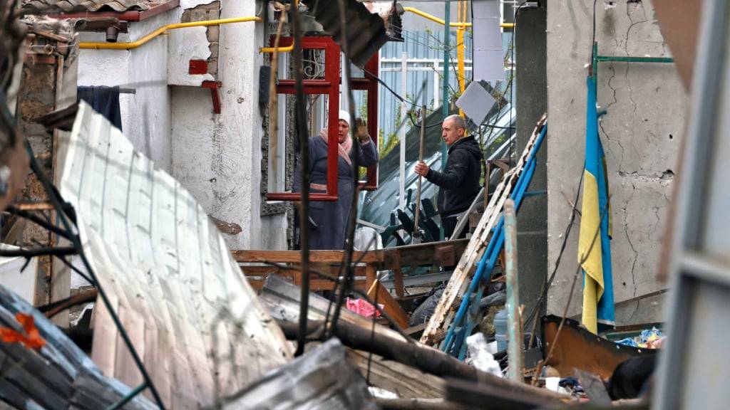 ARCHIV - Svitlana sieht sich die Schäden an ihrem Haus an, die durch einen nächtlichen russischen Drohnenangriff entstanden sind. Foto: Nina Liashonok/Ukrinform/dpa