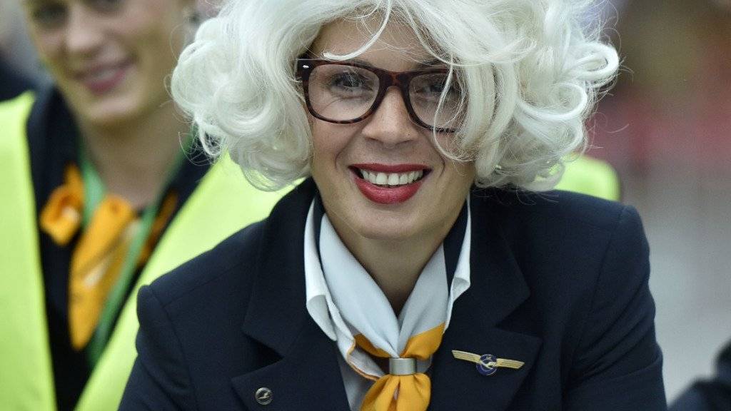 Eine Lufthansa-Stewardess protestiert mit einer Perücke gegen die Verschlechterung der Altersversorgung.