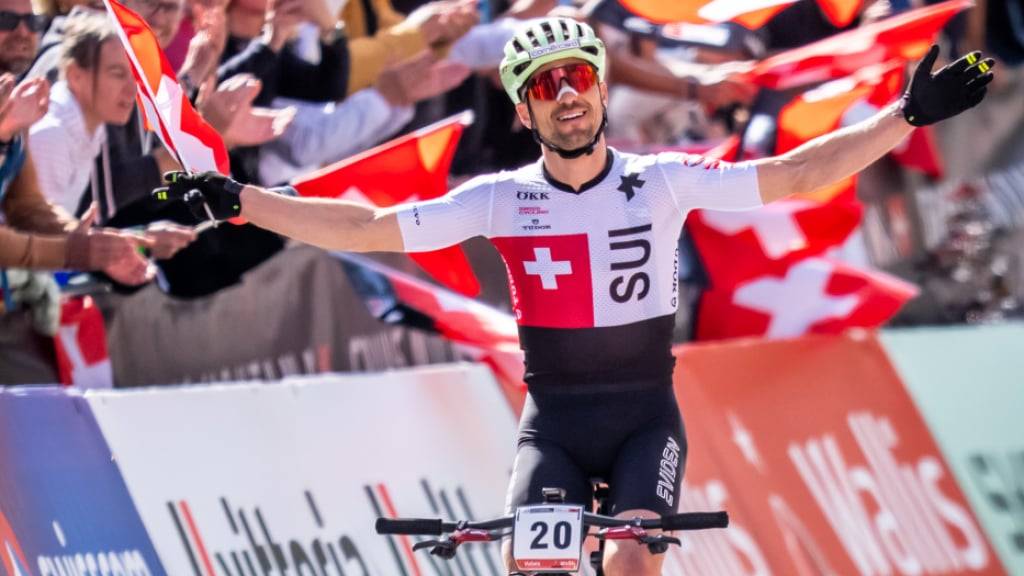 Grosser Abschied für den Grössten: Das Walliser Publikum feiert den als 41. im Ziel eintreffenden Nino Schurter wie einen Weltmeister