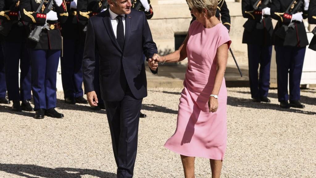 Der französische Präsident Emmanuel Macron empfängt Bundespräsidentin Karin Keller-Sutter im Élysée in Paris.