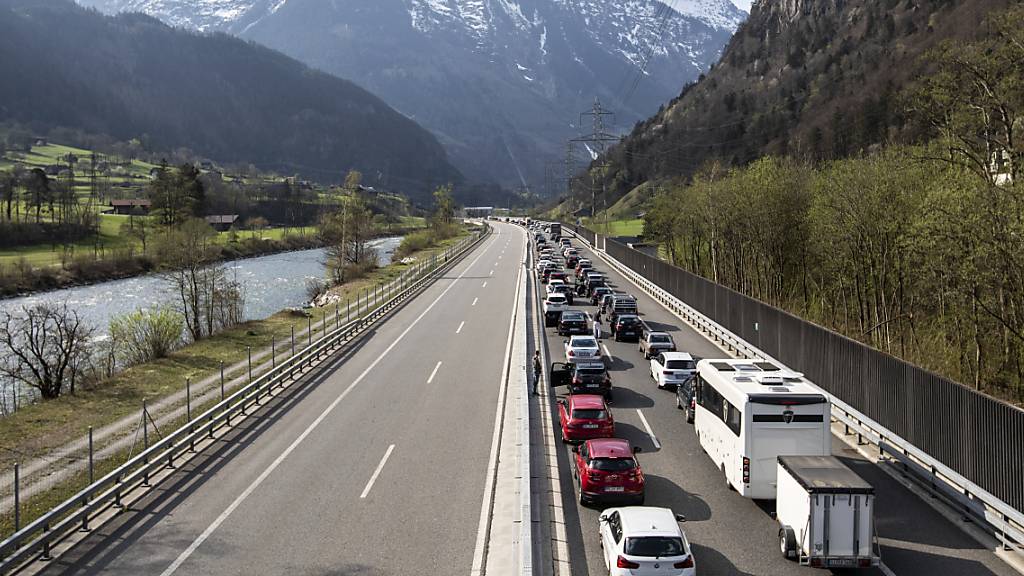 An Ostern drohen trotz Corona-Pandemie Staus auf Schweizer Strassen. Neben den Nord-Süd-Achsen dürften auch die Strassen in  Skigebiete teilweise ein hohes Verkehrsaufkommen aufweisen. (Archivbild)
