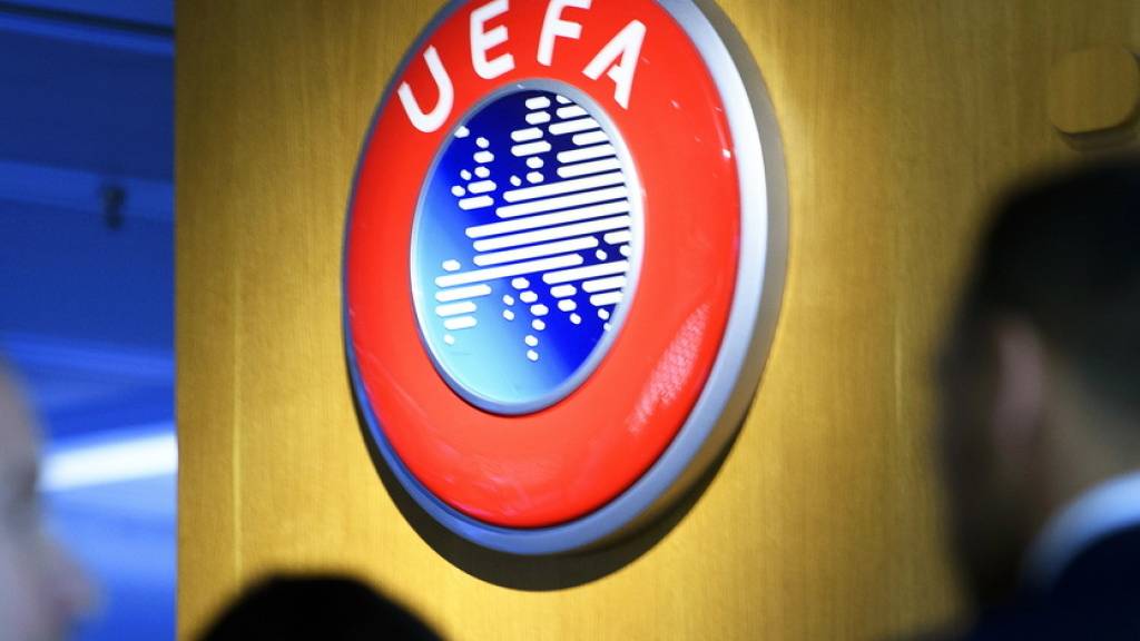 Zwölf europäische Spitzenklubs haben am Montag offiziell den Start einer neuen «Super League» verkündet. Die Europäische Fussball-Union (Uefa) droht mit dem Ausschluss von Teams und ihrer Spieler.