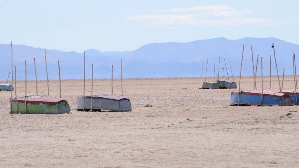 Gestrandet: Boote auf einem fast komplett ausgetrockneten Teil des Lago Poopó in Bolivien