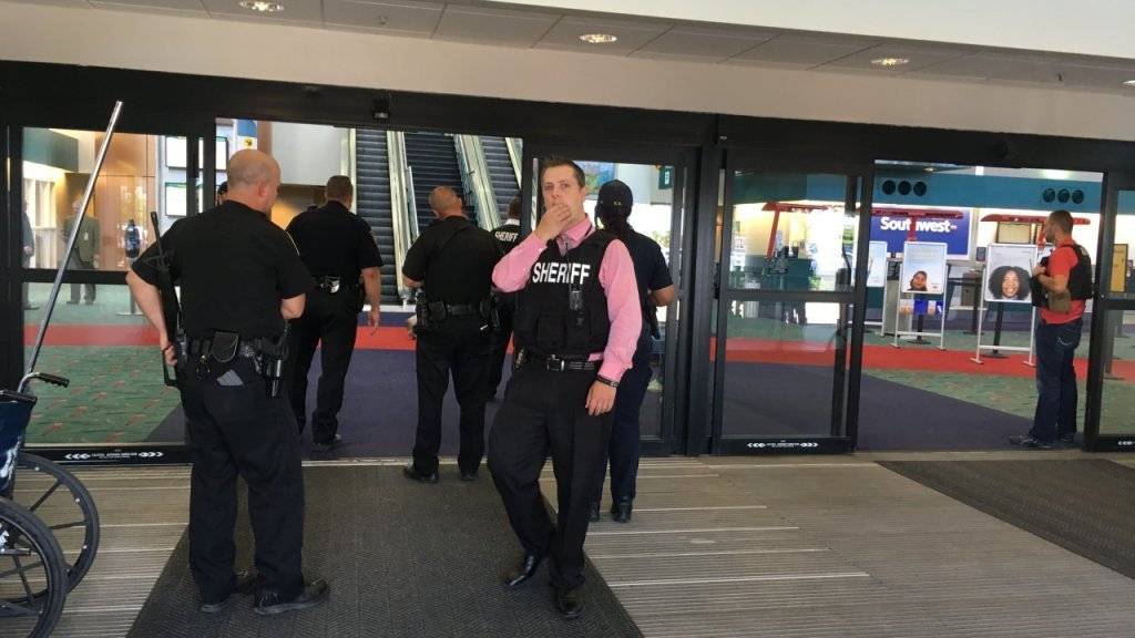 Am Bishop International Airport im US-Bundesstaat Michigan hat ein Mann auf einen Polizisten eingestochen - laut den Behörden war er erfüllt von «Hass auf die Vereinigten Staaten».