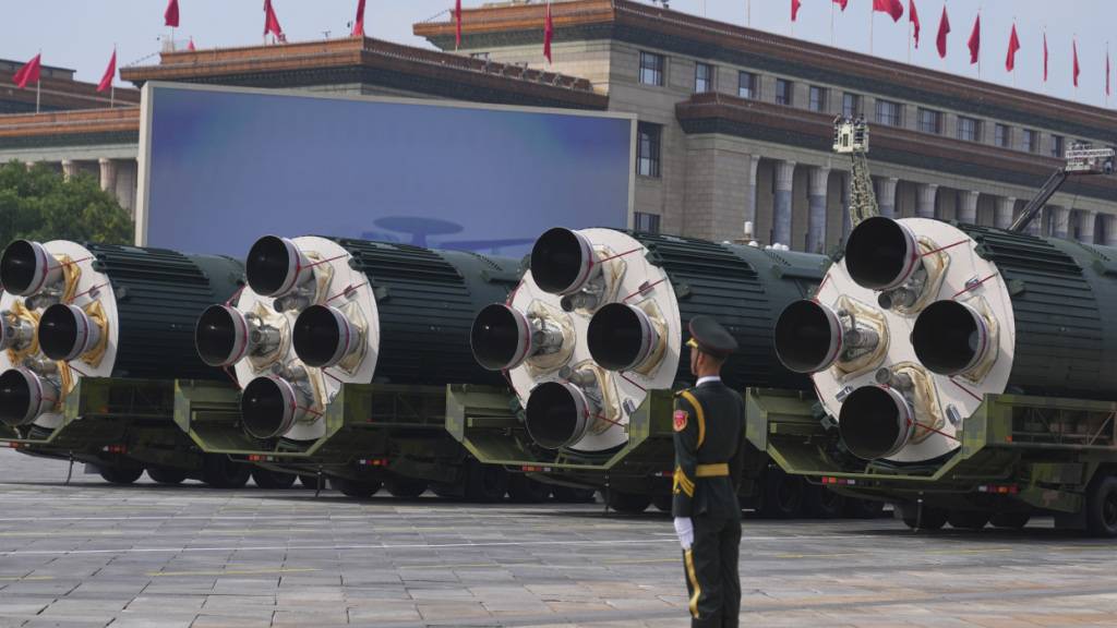 ARCHIV - Die mit Flüssigtreibstoff betriebenen strategischen Interkontinentalraketen DF-5C wird bei der Militärparade zum 80. Jahrestag der Kapitulation Japans im Zweiten Weltkrieg vor dem Tor des Himmlischen Friedens gezeigt. Foto: Andy Wong/AP/dpa