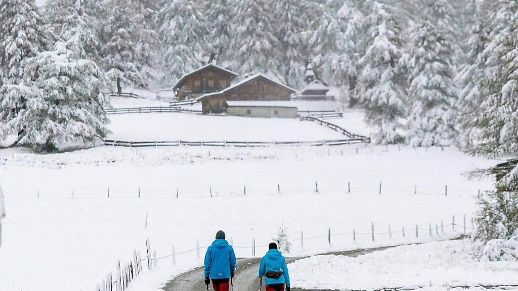 dpatopbilder - Wanderer im verschneiten Kalser Ködnitztal (Tirol). Foto: Expa/Johann Groder/APA/dpa