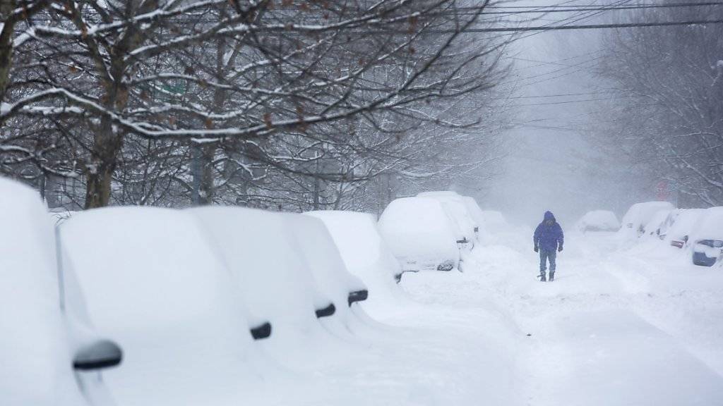 Die heftigen Schneefälle führte zu prekären Strassenverhältnissen. Viele Autofahrer mussten ihre Fahrzeuge stehen lassen.