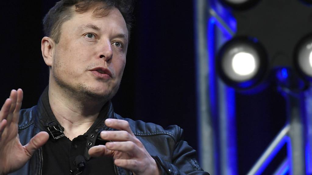 ARCHIV - Tech-Milliardär Elon Musk spricht auf der Satellite Conference and Exhibition in Washington. Musk hat laut einem Medienbericht im vergangenen Jahr das US-Verteidigungsministerium über ein persönliches Gespräch mit Kremlchef Putin informiert. Foto: Susan Walsh/AP/dpa