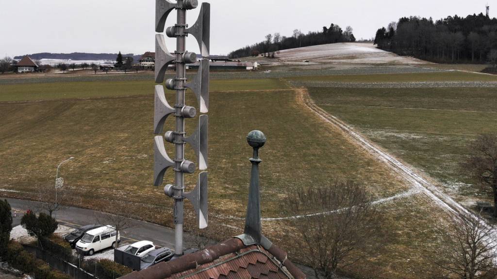 Sirene auf einem Hausdach. Die Sirenen sollen in einem Notfall zwar weiterhin heulen, aber der Bundesrat will die Bevölkerung künftig mit Textnachrichten via Handys alarmieren und informieren. (Archivbild)