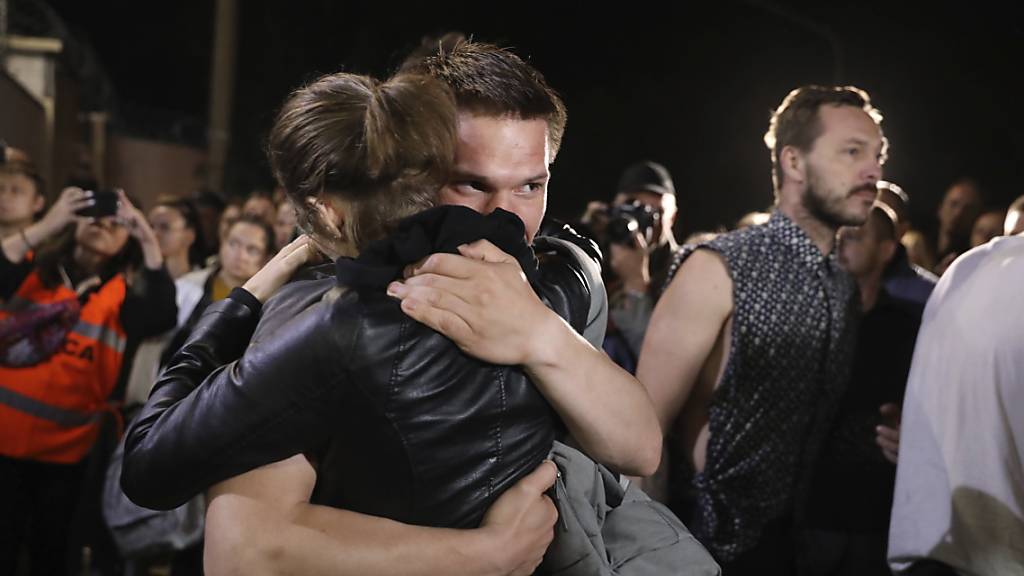 Ein Paar umarmt sich nach der Haftentlassung.