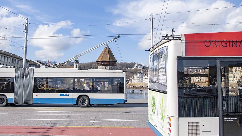 Zwei VBL-Busse 2020 auf der Luzerner Seebrücke. (Archivaufnahme)