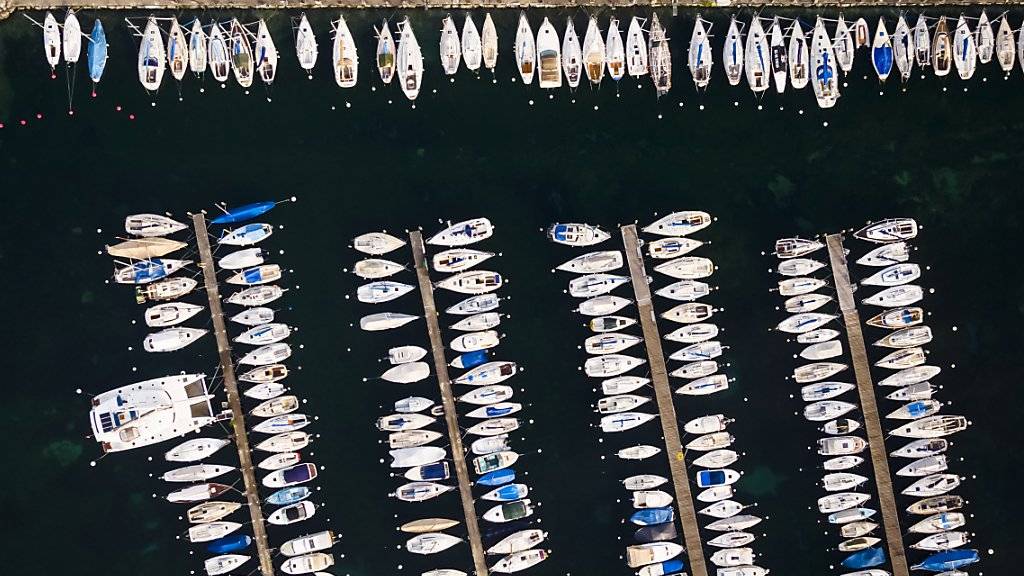 Das Parken eines Bootes im See kostet je nach Gemeinde unterschiedlich viel Miete. Die Differenzen sind jedoch so gross, dass Preisüberwacher Stefan Meierhans Erklärungsbedarf sieht. (Themenbild)