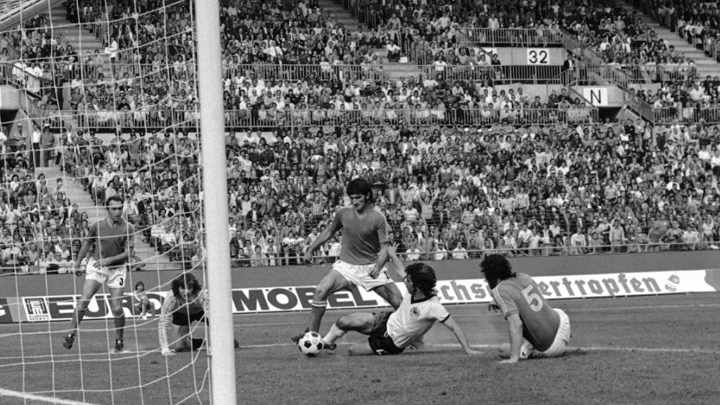 Bei der WM 1974 trifft Müller gegen Jugoslawien im Sitzen