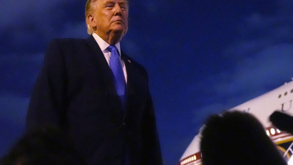 US-Präsident Donald Trump spricht auf dem Los Angeles International Airport mit Reportern, bevor er an Bord der Air Force One geht. Foto: Mark Schiefelbein/AP/dpa
