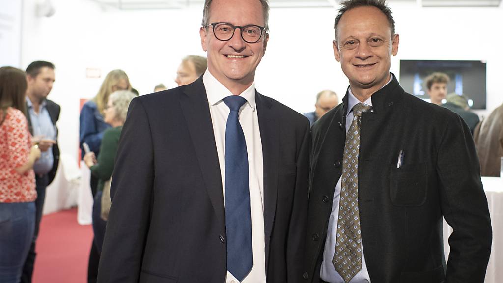 Die wiedergewählten Ständeräte Martin Schmid (FDP), links, und Stefan Engler (CVP) in Chur. (KEYSTONE/Gian Ehrenzeller)