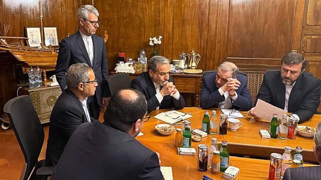 HANDOUT - Irans Außenminister Abbas Araghtschi (3.v.r) bei einem Treffen mit seinen Kollegen während der Verhandlungen mit dem US-Gesandten für den Nahen Osten, Steve Witkoff, am 19. April 2025. Foto: -/Iranian Foreign Minister Abbas Araghchi Telegram messaging app via AP/dpa/Archivbild