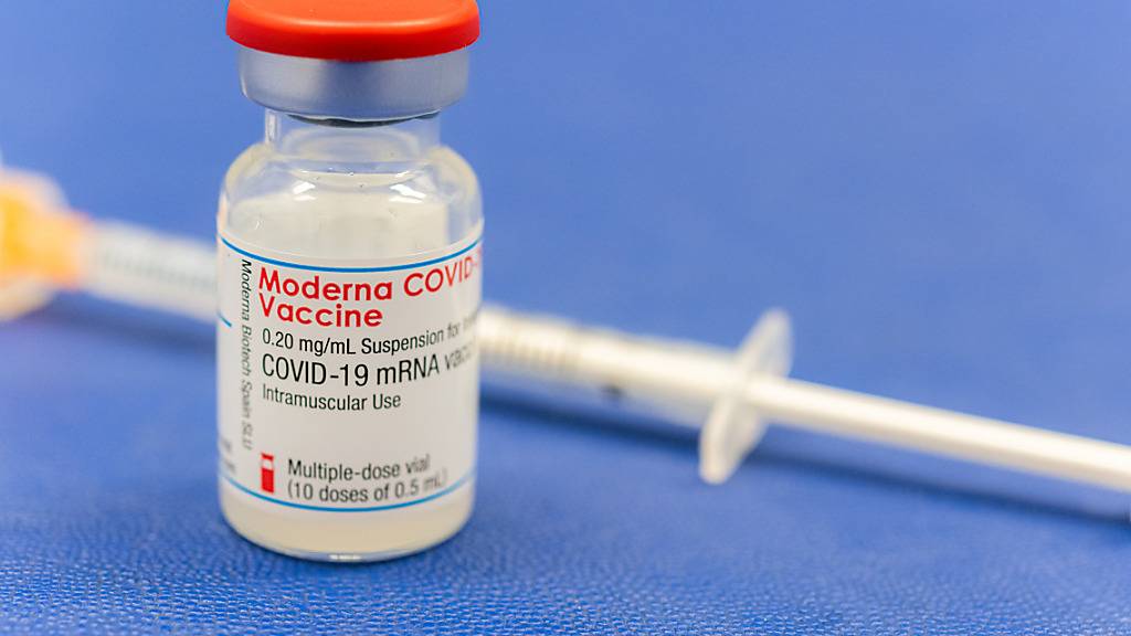 ARCHIV - Der Moderna-Impfstoff in einem Fläschchen. Foto: Mohssen Assanimoghaddam/dpa