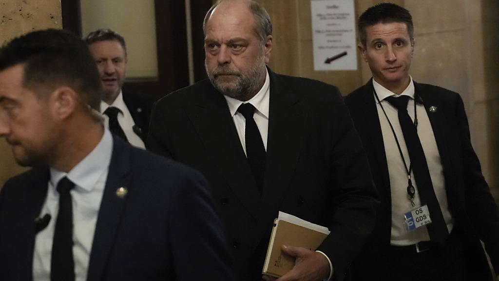 Der französische Justizminister Eric Dupond-Moretti (m) muss sich vor Gericht wegen angeblicher Interessenkonflikte und Amtsmissbrauchs verantworten. Foto: Christophe Ena/AP/dpa