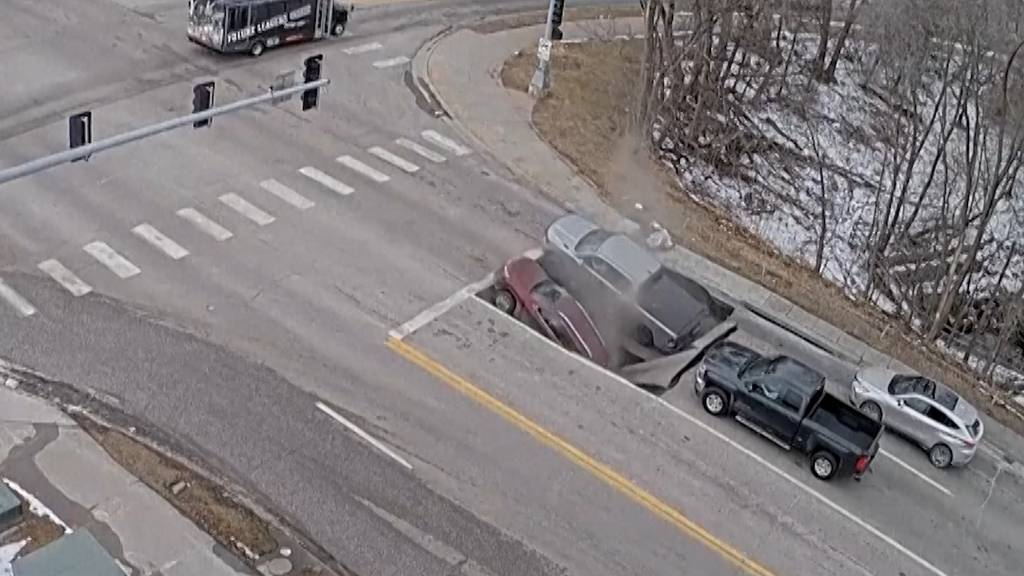 Vom Erdboden verschluckt: Autos stürzen in Senkloch