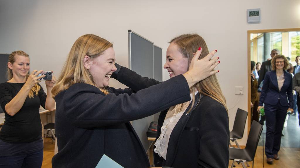 So sieht Freude aus: Schwester Valérie Dittli gratuliert Laura zur Wahl.