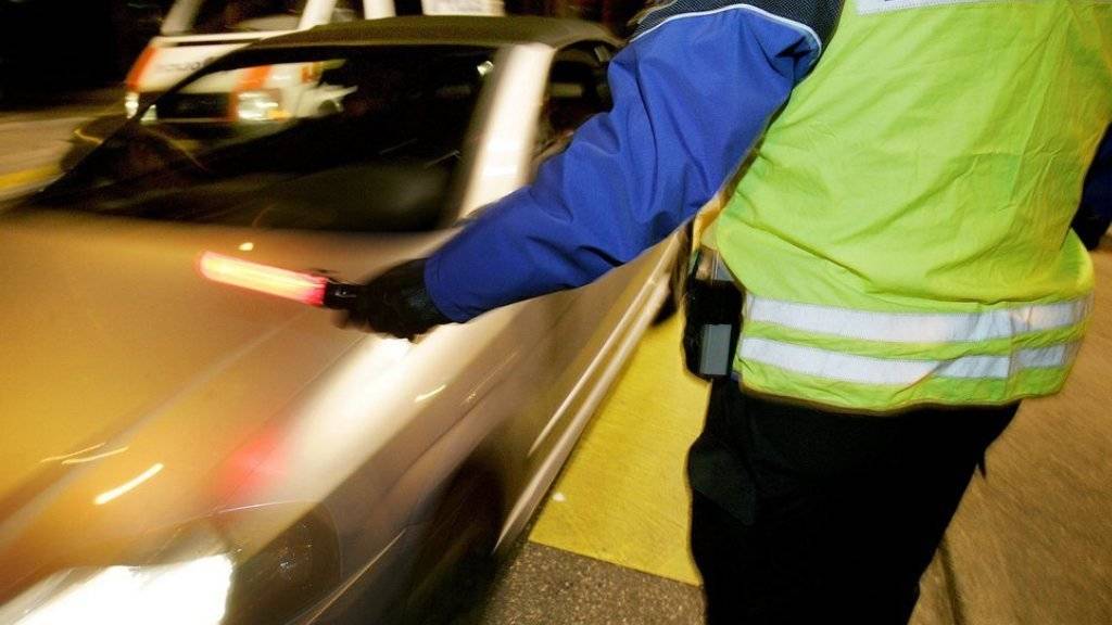 Bei einer Verkehrskontrolle in Münchwilen TG wurde eine betrunkene Autofahrerin ausfällig und griff eine Polizistin an (Symbolbild).