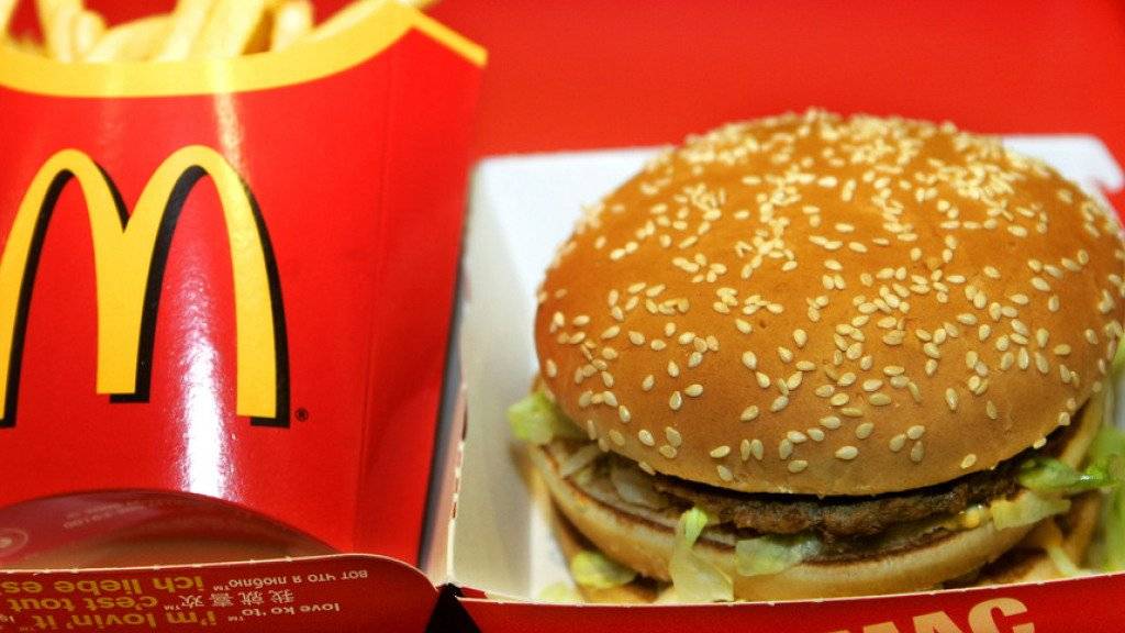 Die Geschäfte der US-Fastfood-Kette McDonald's liefen im vierten Quartal zwar besser als erwartet. Dennoch resultierte ein Minus bei Umsatz und Gewinn. (Archiv)