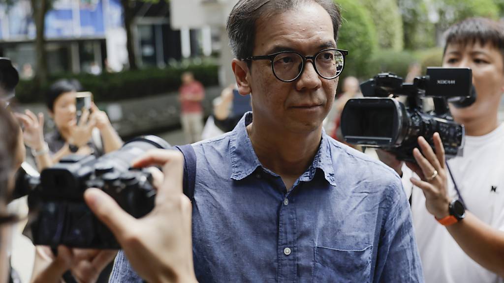 Chung Pui-kuen, der ehemalige Chefredakteur des mittlerweile geschlossenen pro-demokratischen Nachrichtenportals Stand News, erschien vor dem Bezirksgericht in Wan Chai. Foto: May James/AP/dpa