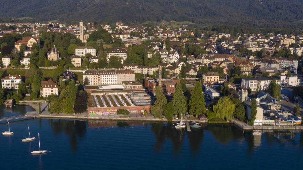 Das Gebiet rechts von der Roten Fabrik in Wollishofen gehört der Kibag. Der Stadtrat will das Areal für einen Park nutzen. Wohnungen, wie sie von der Kibag geplant waren, kommen für ihn nicht in Frage. (Archivbild)