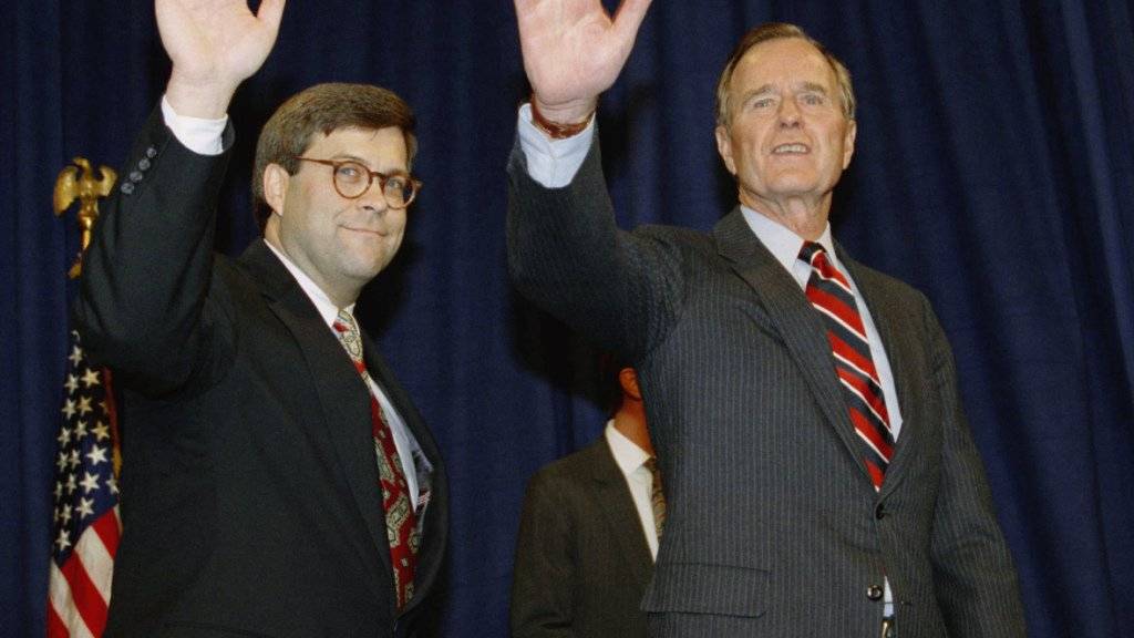US-Präsident Donald Trump möchte William Barr zum neuen Justizminister machen. Barr hatte den Posten schon unter Präsident George H. W. Bush inne. Hier ein Bild von Barr (links) von 1991 an der Seite des damaligen Präsidenten.