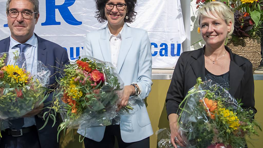 Frederic Borloz (links), Christelle Luisier (Mitte) und Isabelle Moret (rechts) sind von den Delegierten der FDP Waadt für die Staatsratswahlen vom 22. März 2022 nominiert worden.