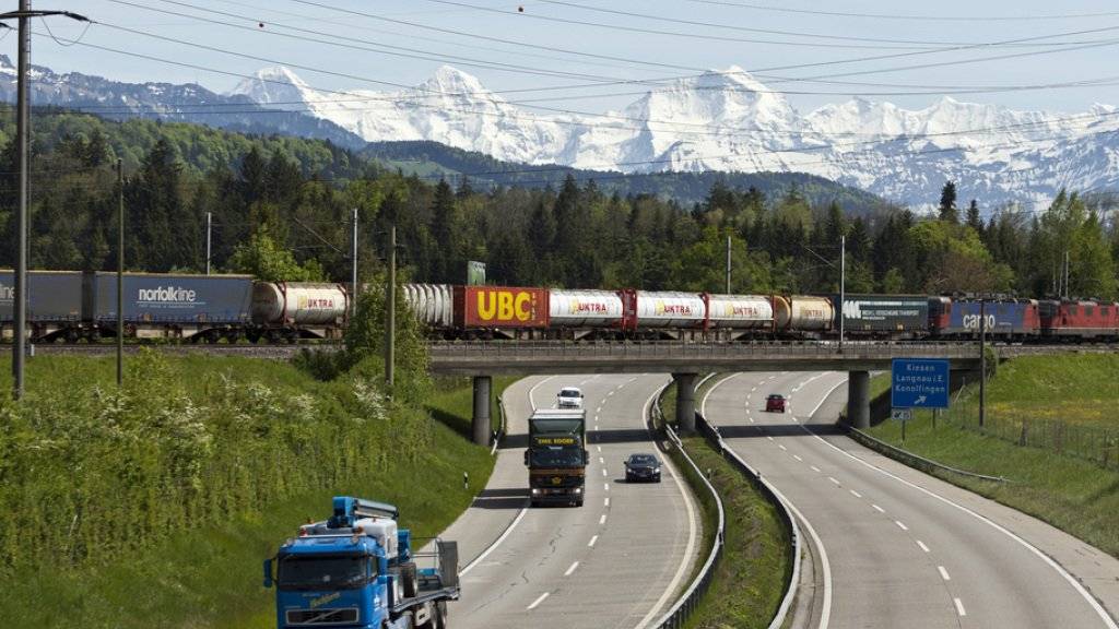 Letztes Jahr wurden mehr Güter auf der Schiene transportiert. Die Zahl der alpenquerenden Lastwagenfahrten ging zurück. (Symbolbild)