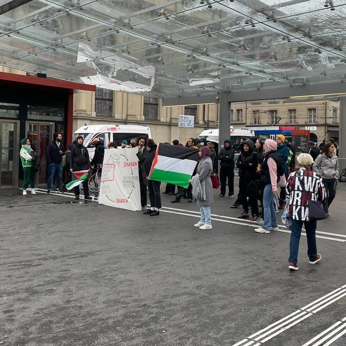 Pro-Palästina-Demo beim Bahnhof Bern aufgelöst