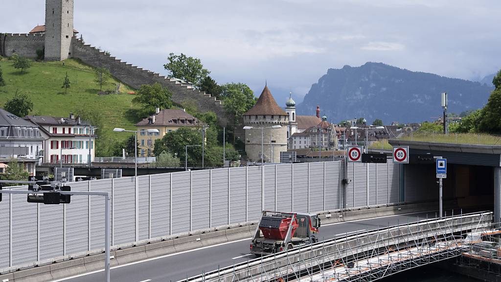 Die Autobahn A2 in der Stadt Luzern wird mit neuen Lärmschutzwänden ausgestattet, was zu Nachtsperrungen in Fahrtrichtung Süden führt. (Archivbild)