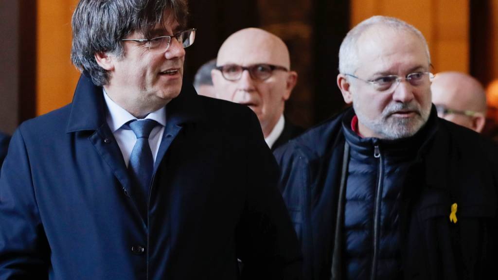 Der spanische Oberste Gerichtshof hat weitere internationale Haftbefehle gegen Ex-Mitglieder der katalanischen Regionalregierung erlassen. So etwa gegen den ehemaligen Regionalminister Lluis Puig (rechts).