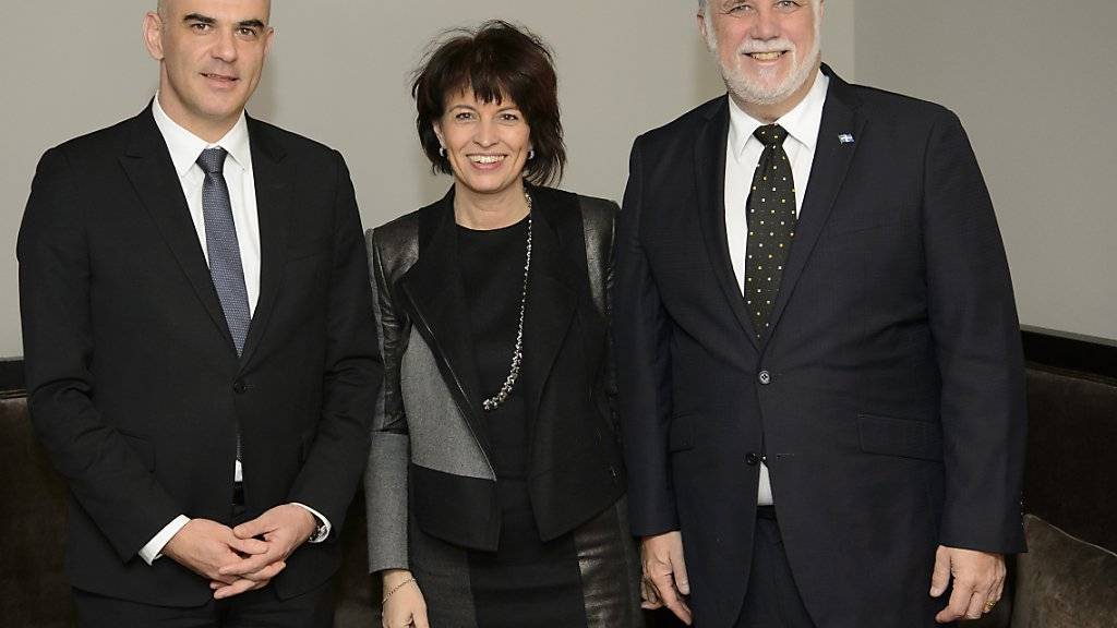 Innenminister Alain Berset, Energieministerin Doris Leuthard und der Premierminister der kanadischen Provinz Québec Philippe Couillard am WEF 2016 in Davos: Damals entstand die Idee einer Klimakooperation. Ein Jahr später nun wurde ein entsprechendes Dokument unterzeichnet. (Archiv)