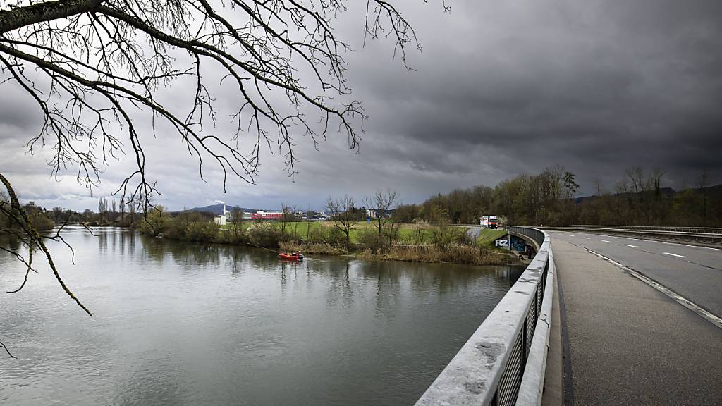 Im März 2023 wurde eine tote Frau auf der Limmatbrücke in Dietikon gefunden: Die Staatsanwaltschaft hat nun Anklage gegen deren damaligen Partner erhoben. (Archivbild)